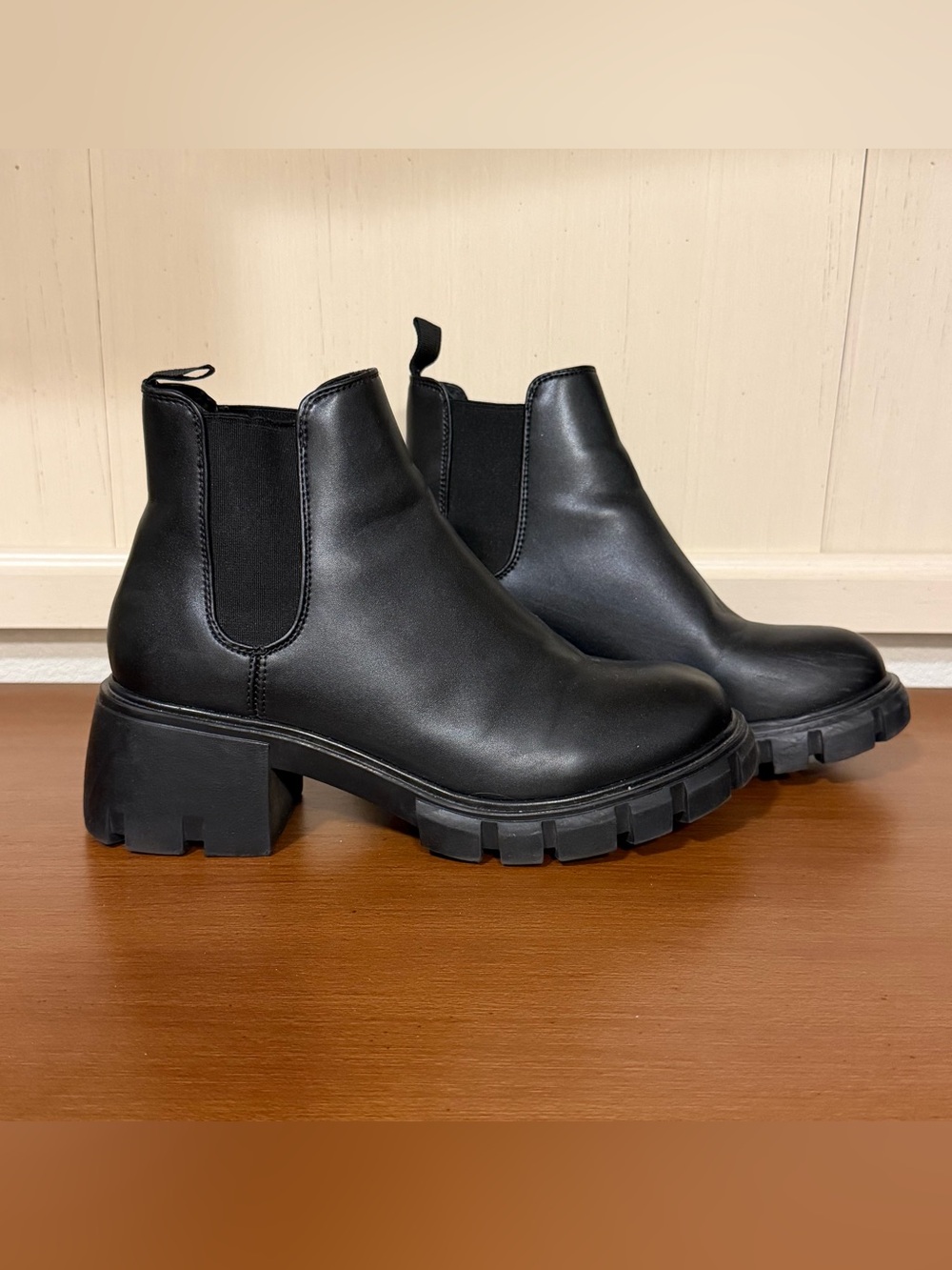 Steve Madden Howler Women’s Black Ankle Boots Lug Sole Non-Slip 8M Y2K Grunge